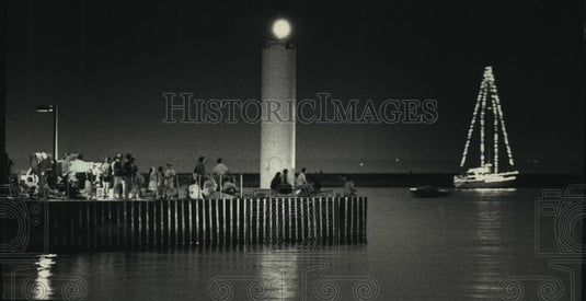 1988 Press Photo Spectators watch boats parade, Port Washington, Wisconsin - Historic Images