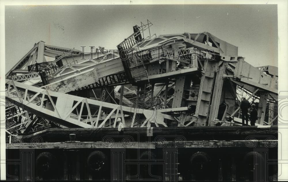 1989 Press Photo Remains of fallen bridge, Port Washington Wisconsin - mjb90052 - Historic Images