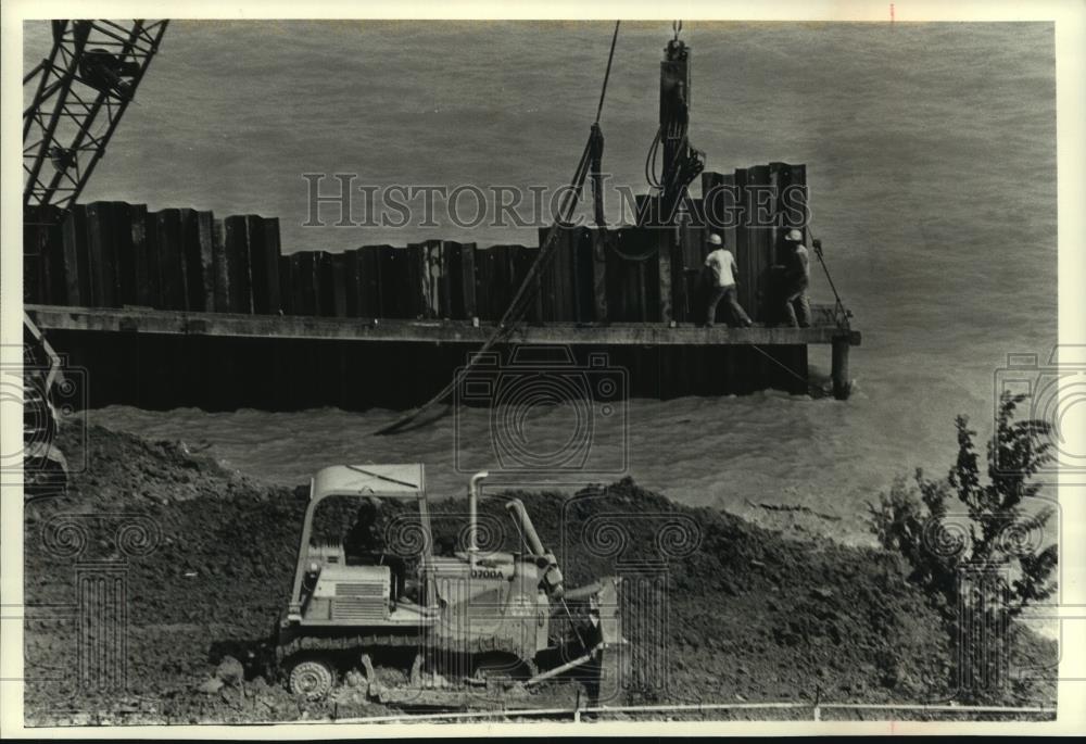 1989 Press Photo Workers, sheet metal pilings, Port Washington, Lake Michigan - Historic Images