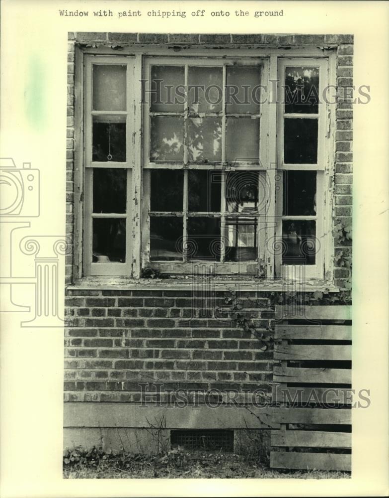 1987 Press Photo Parklawn Housing, lead-based paint falls from windows - Historic Images