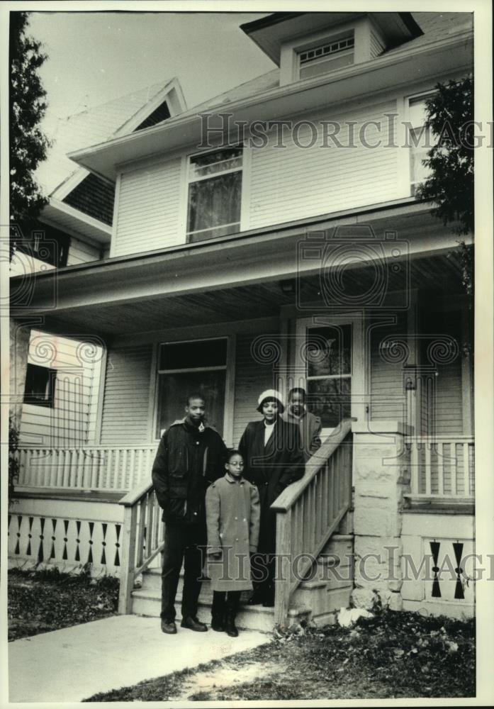 1991 Press Photo Sylvia Reed, children on porch, Parkside Housing Cooperative - Historic Images