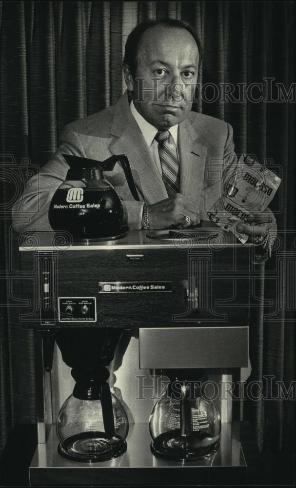 1984 Press Photo Richard Pavlic, coffee machine, Pavlic Vending Services, Inc. - Historic Images