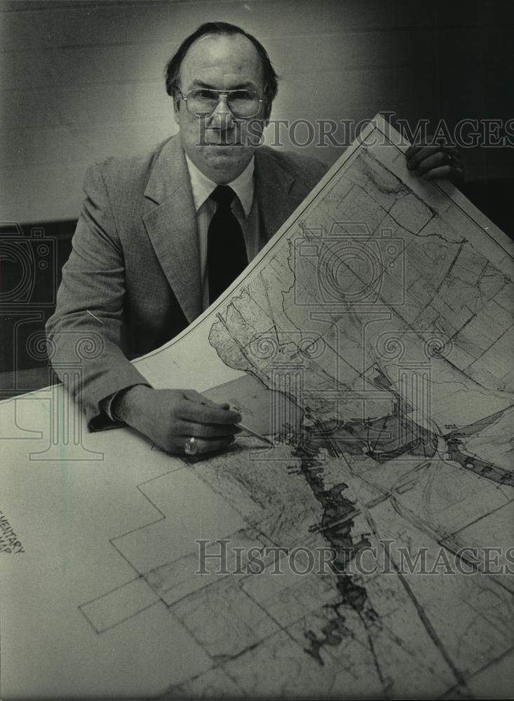 1983 Press Photo Frank M. Paulus, administrator shows floodplain map, Pewaukee. - Historic Images