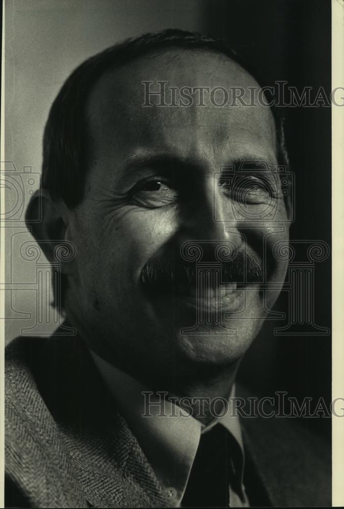 1988 Press Photo Michael G. Pazdan, a clinical social worker, Milwaukee. - Historic Images