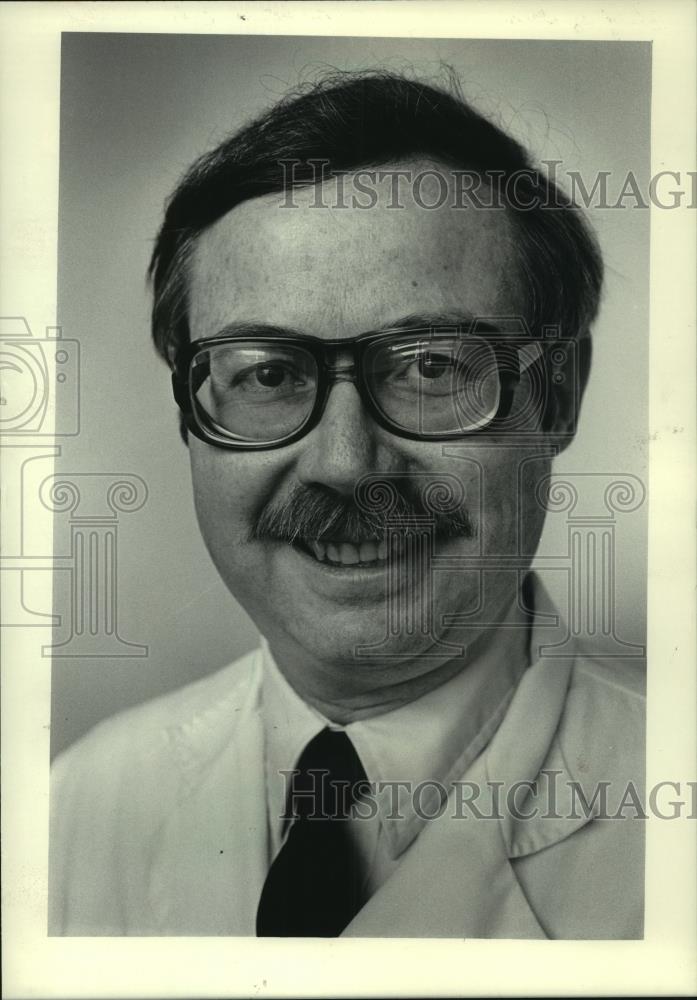 1984 Press Photo Thomas Russell, Chief of Dermatology in Milwaukee, Wisconsin - Historic Images