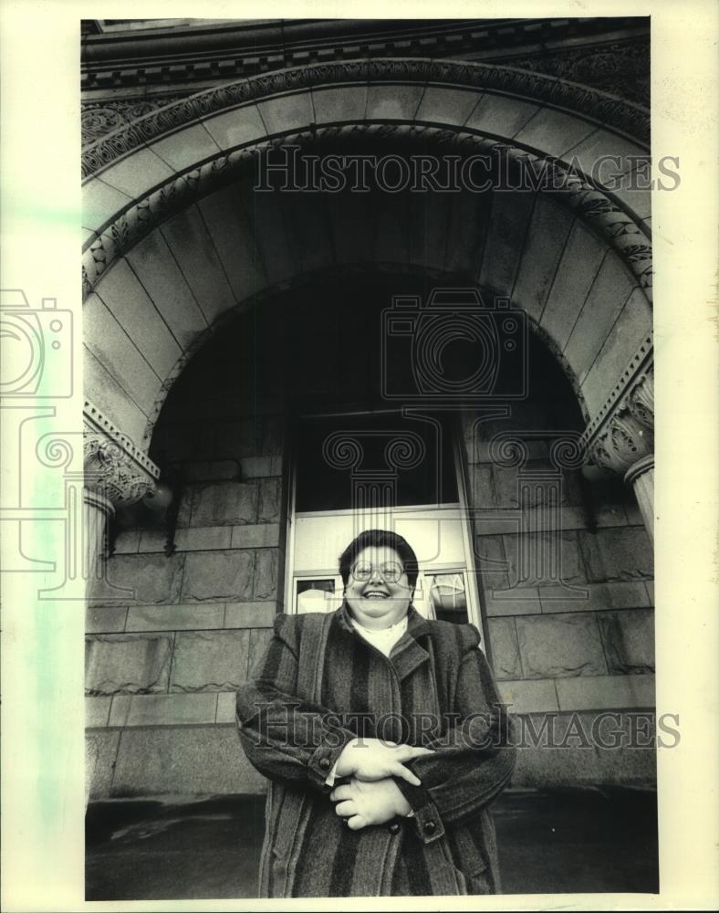 1987 Press Photo Milwaukee Internal Revenue Agent Pam Prevost likes her job. - Historic Images