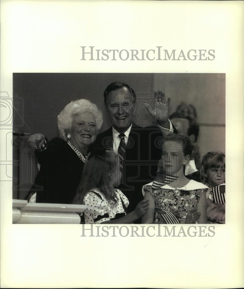 1992 Press Photo President and Mrs. Bush with grandchildren at convention - Historic Images