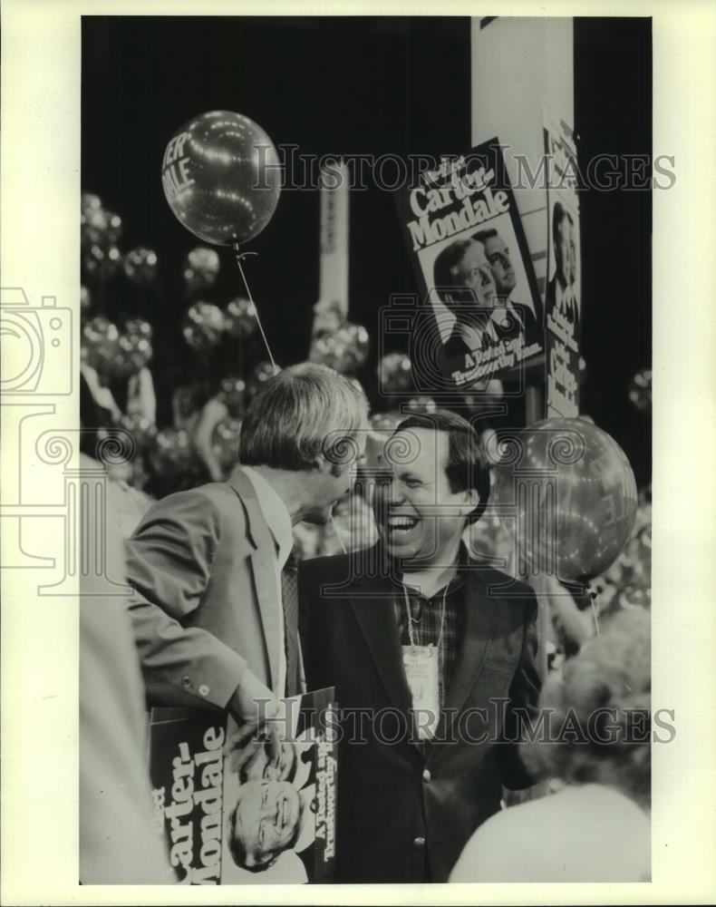 1980 Press Photo Democratic delegates share a laugh on the convention floor. - Historic Images