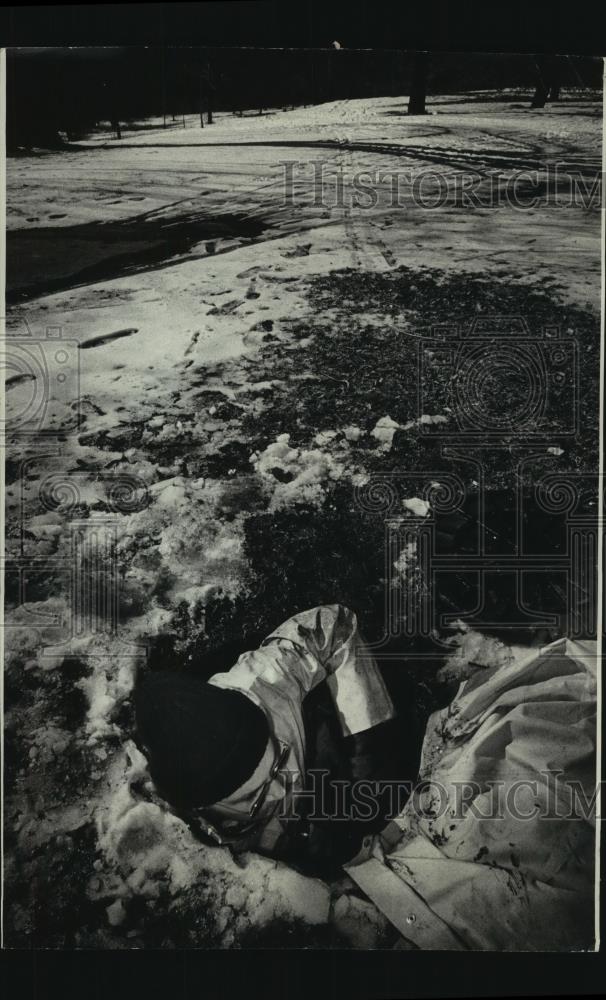 1978 Press Photo Ronald Graef checks pollution level in a sewer in Esabreck - Historic Images