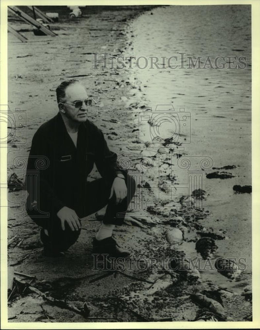 1979 Press Photo Estel Ellery near dead fish lining Big Muskego Lake, Wisconsin - Historic Images