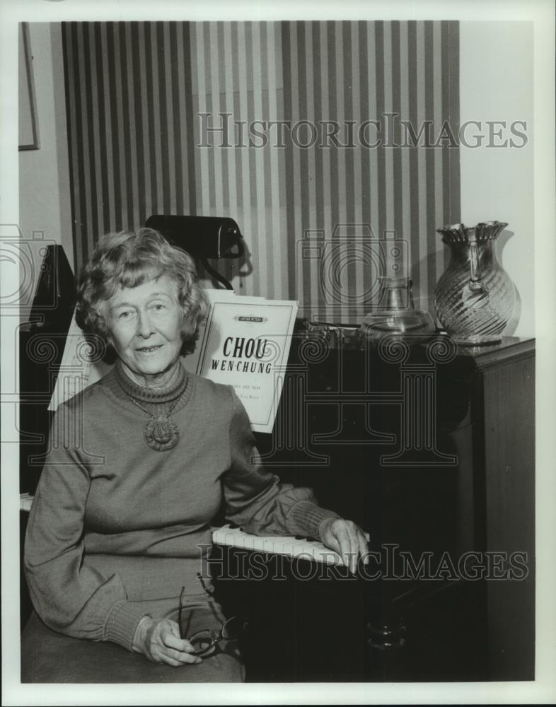 1976 Press Photo Elizabeth M. Polley, U.S. art journalist, sits at piano - Historic Images