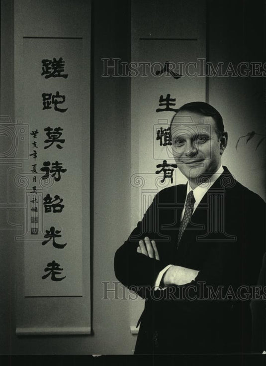 1987 Press Photo Alex J. Pollock, president of Marine Bank, stands in his office - Historic Images