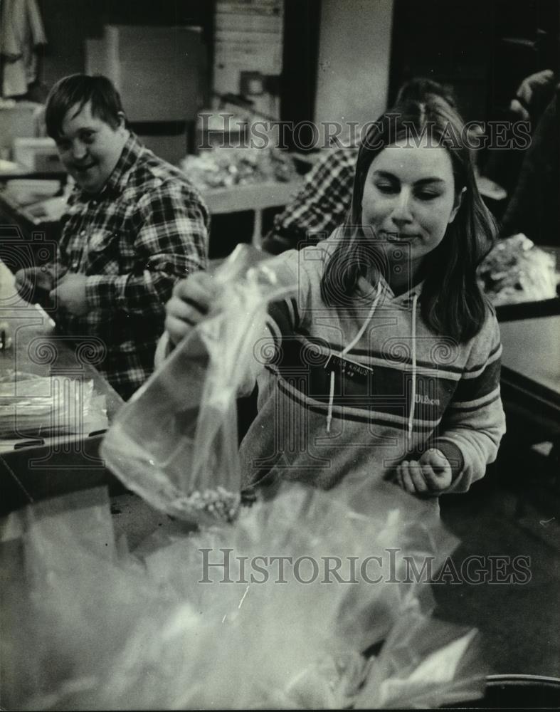 1983 Press Photo Lisa Kraus packaged parts for waterbeds at the Portal plant - Historic Images