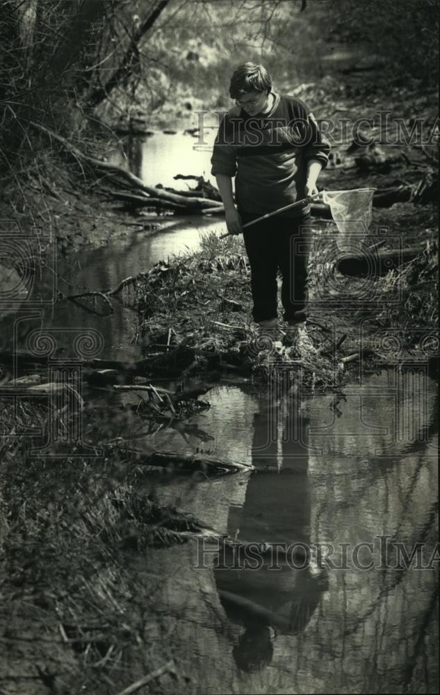 1992 Press Photo Tom Kainz Collects Organism Samples At Honey Creek In Milwaukee - Historic Images