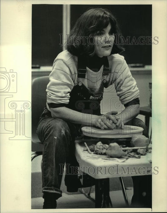 1984 Press Photo Sally Porter, potter and art teacher Milwaukee - mjb90438 - Historic Images