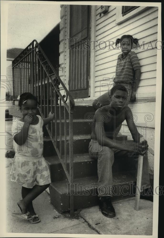 1988 Press Photo New Orleans, Louisiana- children on a porch - mjb90462 - Historic Images