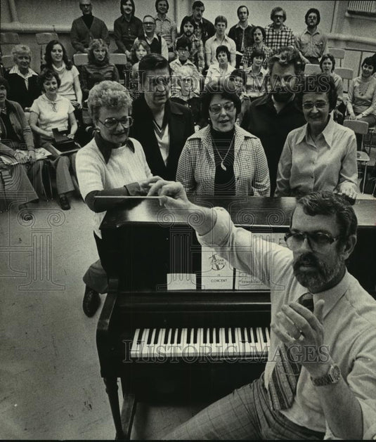 1978 Press Photo Ken McMonagle, director of the Jordan Chorale, leads the group - Historic Images