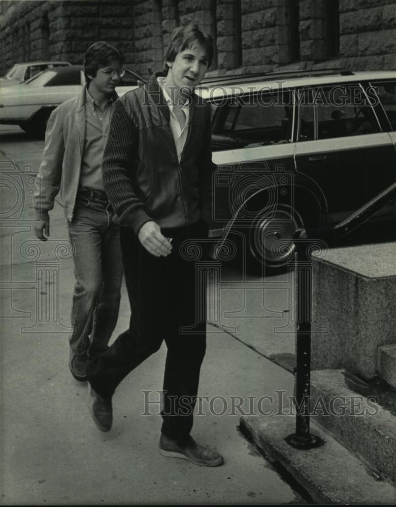 1984 Press Photo Brothers Tony & Lawrence Peters, Federal Building, Milwaukee - Historic Images