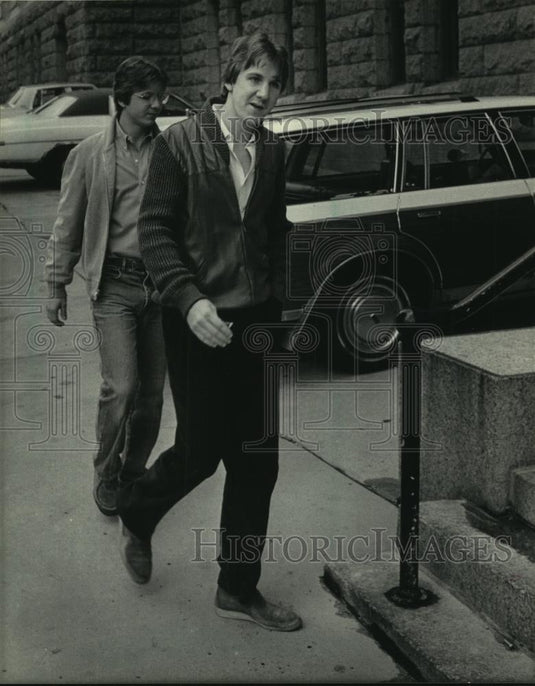 1984 Press Photo Brothers Tony & Lawrence Peters, Federal Building, Milwaukee - Historic Images