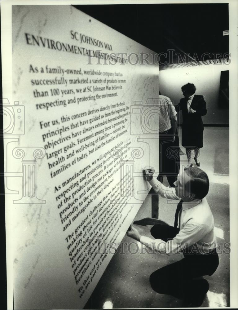 1990 Press Photo Carl Dirske, S.C. Johnson &amp; Son purchasing manager signs pledge - Historic Images