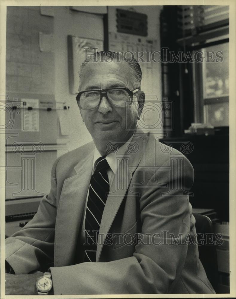 1983 Press Photo Roy Johnson, head of the Mequon Ambulance Service - mjb90648 - Historic Images