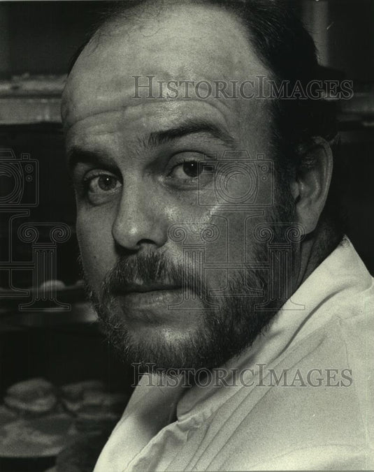 1991 Press Photo Dave Russell is a chef at Chuck's Place in Thiensville - Historic Images