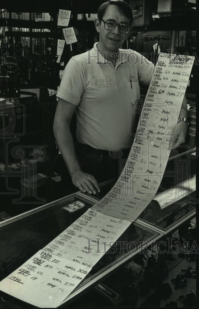 1990 Press Photo John Barney holds list at F&amp;J Sporting Goods store, Wisconsin - Historic Images