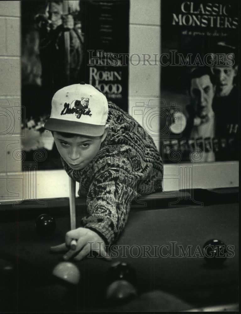 1991 Press Photo Nick Keller, 13, shoots pool at Port Washington Rec Center - Historic Images