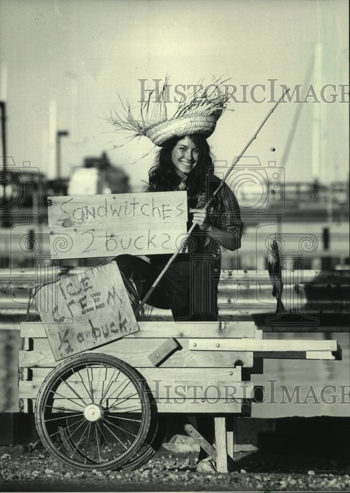 1984 Press Photo Lisa Flynn demonstrated an old-fashioned type push cart - Historic Images