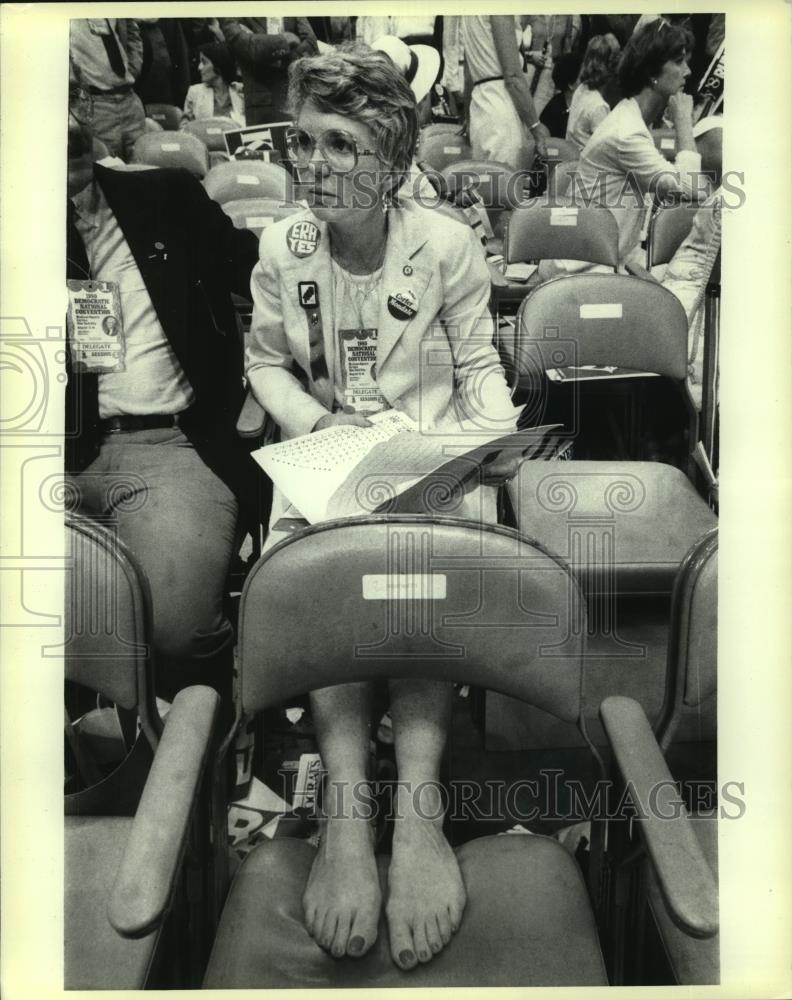 1980 Press Photo Carter delegate Pat Dunn of Massachusetts rests her feet - Historic Images