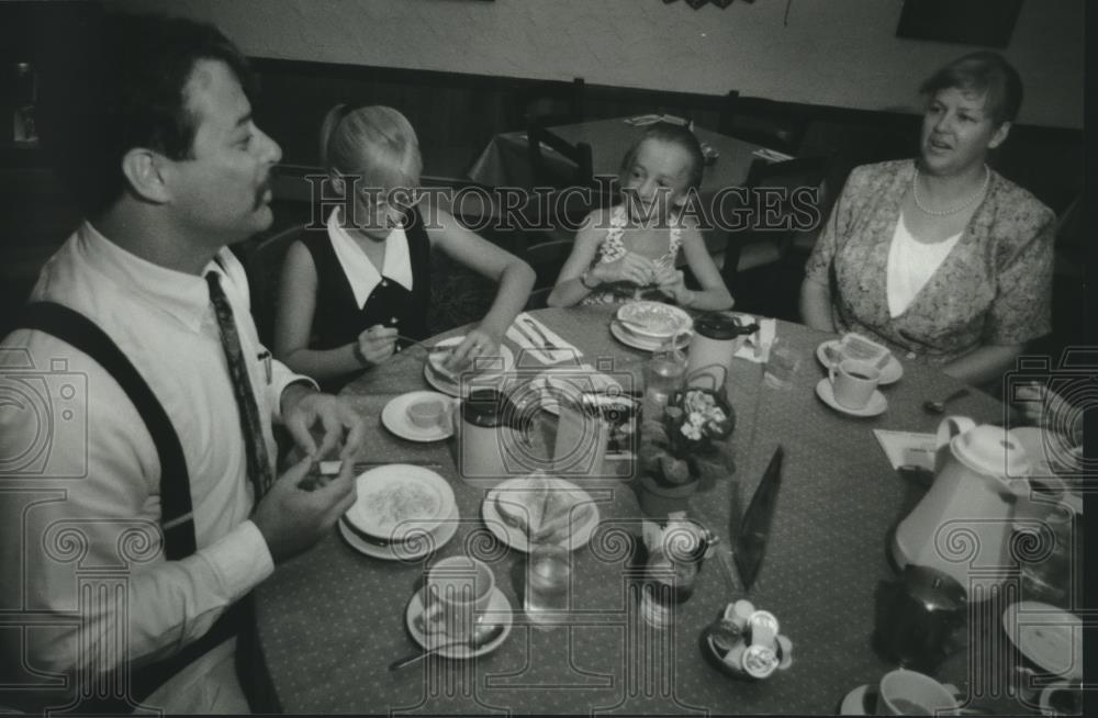 1993 Press Photo Schwantes family before trip to meet with Pope &amp; Clinton, Mil - Historic Images