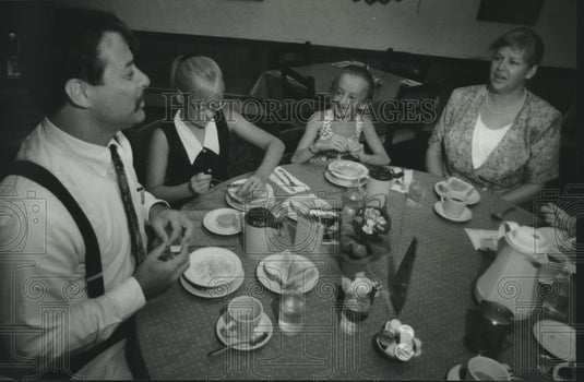 1993 Press Photo Schwantes family before trip to meet with Pope & Clinton, Mil - Historic Images