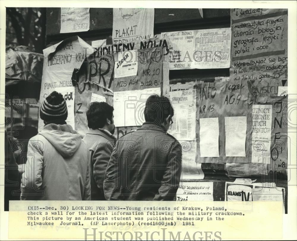 1981 Press Photo Residents of Krakow check a wall for latest information - Historic Images