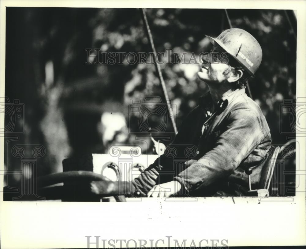 1980 Press Photo Pile-driver operator prepares foundation for monument in Gdansk - Historic Images