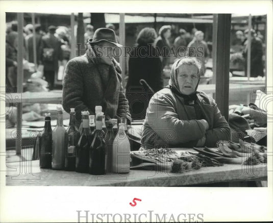 1982 Press Photo Merchants Sold Beet Soup At Farmer's Market In Krakow, Poland - Historic Images