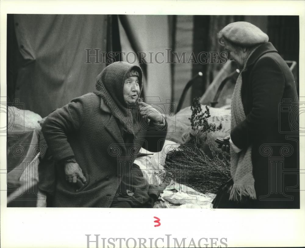 1982 Press Photo Seller and customer at Farmer&#39;s Market in Krakow, Poland - Historic Images