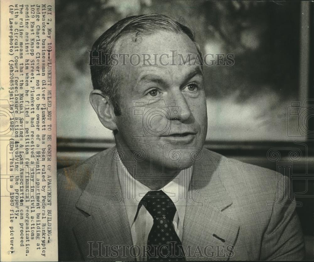 1982 Press Photo Milwaukee Businessman Oliver Plunkett- Real Estate - mjb90781 - Historic Images