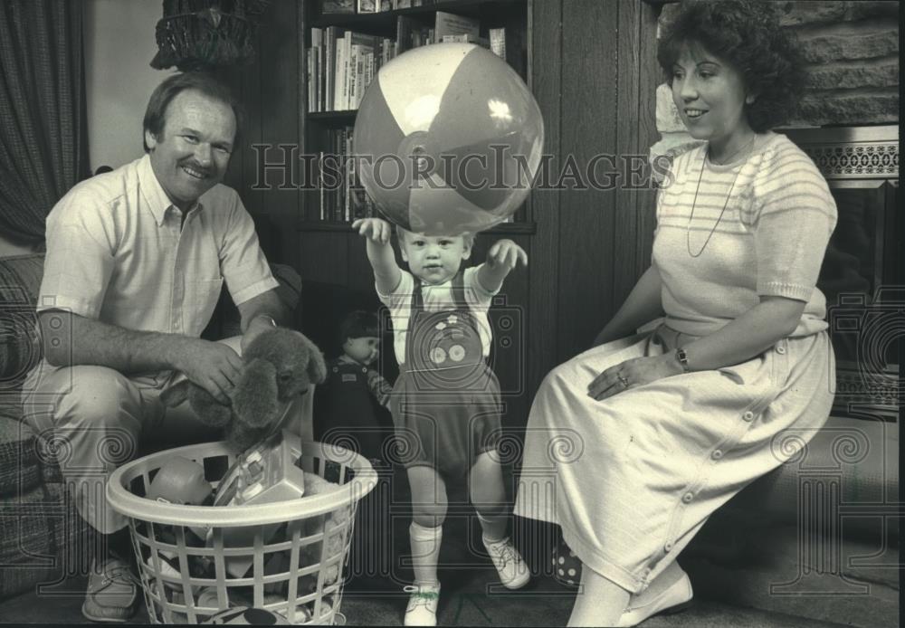 1987 Press Photo State Senator John Plewa and family at home Milwaukee - Historic Images