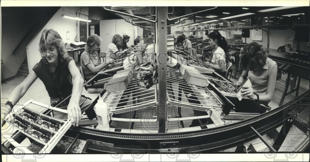 1983 Press Photo Assembly line workers at Plexus Corp. Neenah, Wisconsin - Historic Images