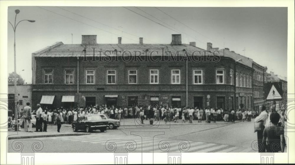 1981 Press Photo Long lines in Lublin, Poland during economic crisis - mjb90855 - Historic Images