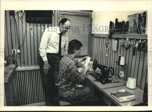 1986 Press Photo Tailor Zygmunt Rojek and Piotr Golebiewski, Poland - mjb90887 - Historic Images