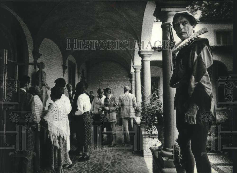 1979 Press Photo The play&#39;s associate director Richard Winter greets guests - Historic Images