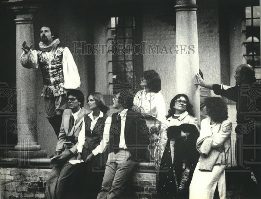 1979 Press Photo Playgoers Watch Richard Weber In His "Twelfth Night" Role - Historic Images