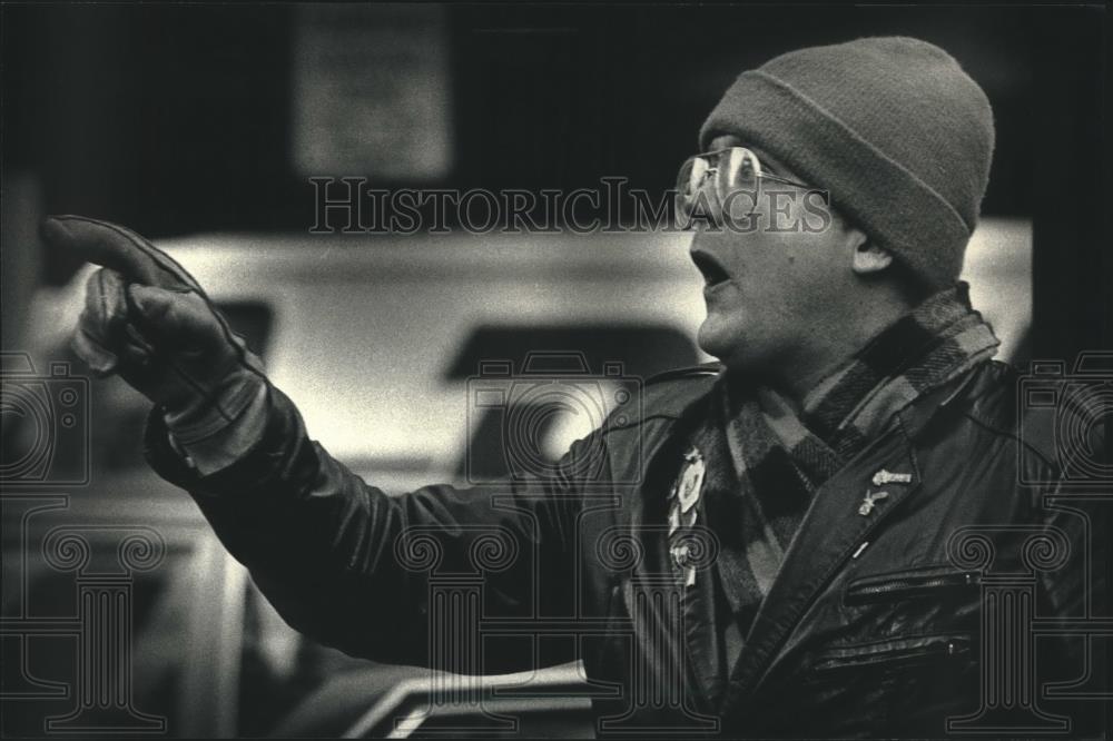 1988 Press Photo A passer-by heckles Pledge of Resistance demonstrators - Historic Images