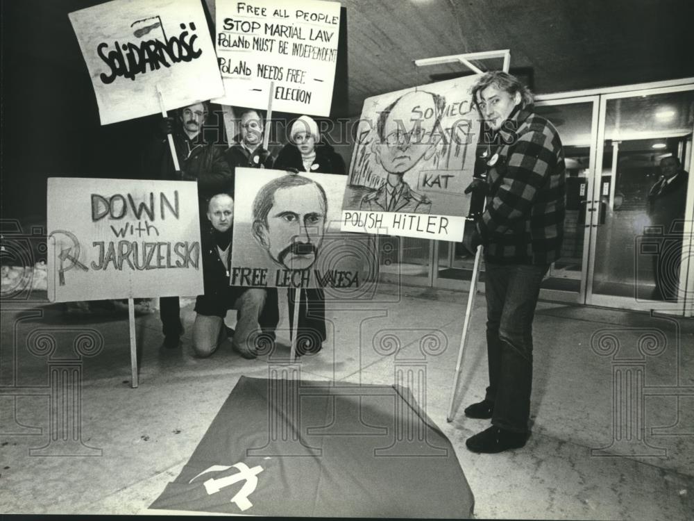 1982 Press Photo Polish Immigrants protest against Polish regime, Milwaukee - Historic Images