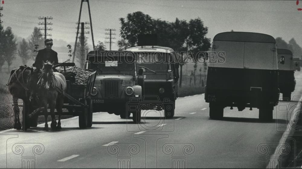 1979 Press Photo A Polish farmer hauled his potatoes to Market Poland - Historic Images