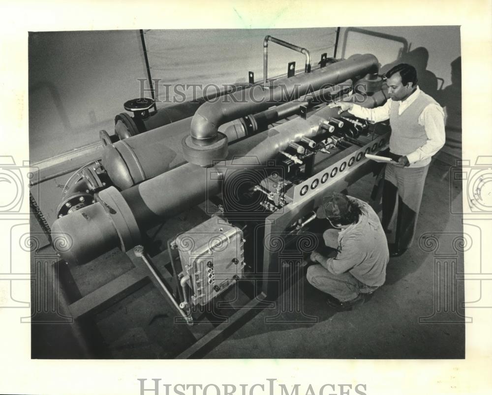 1985 Press Photo Employees at Pneumatech Inc check methane gas dryer, Milwaukee - Historic Images