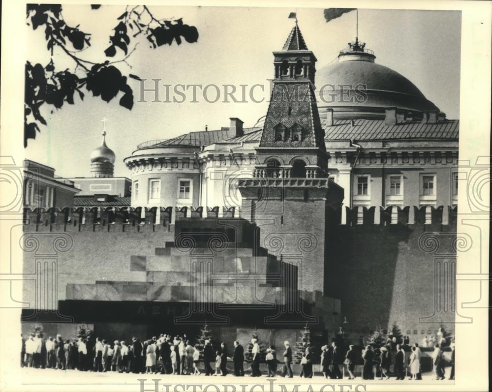 1987 Press Photo Tourists visit Lenin&#39;s Tomb in Russia&#39;s Red Square in Moscow - Historic Images