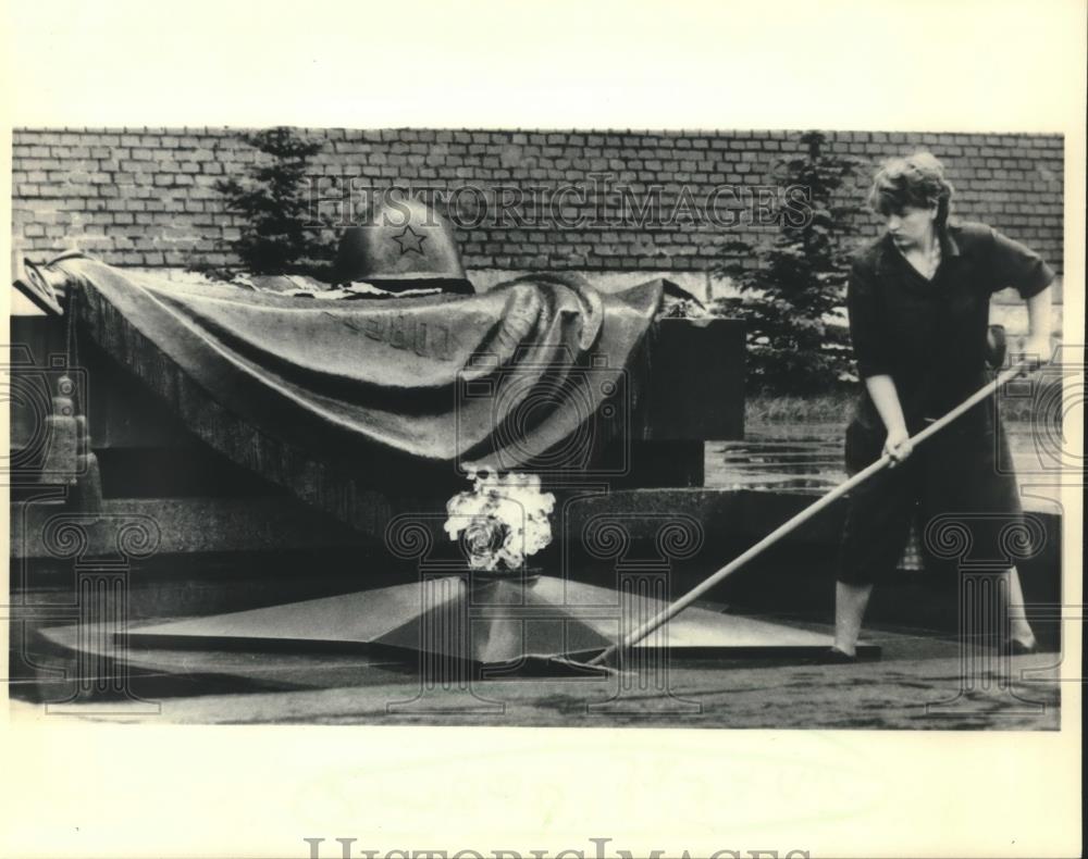 1987 Press Photo Worker mops Tomb of the Unknown Warrior in Moscow, Russia - Historic Images