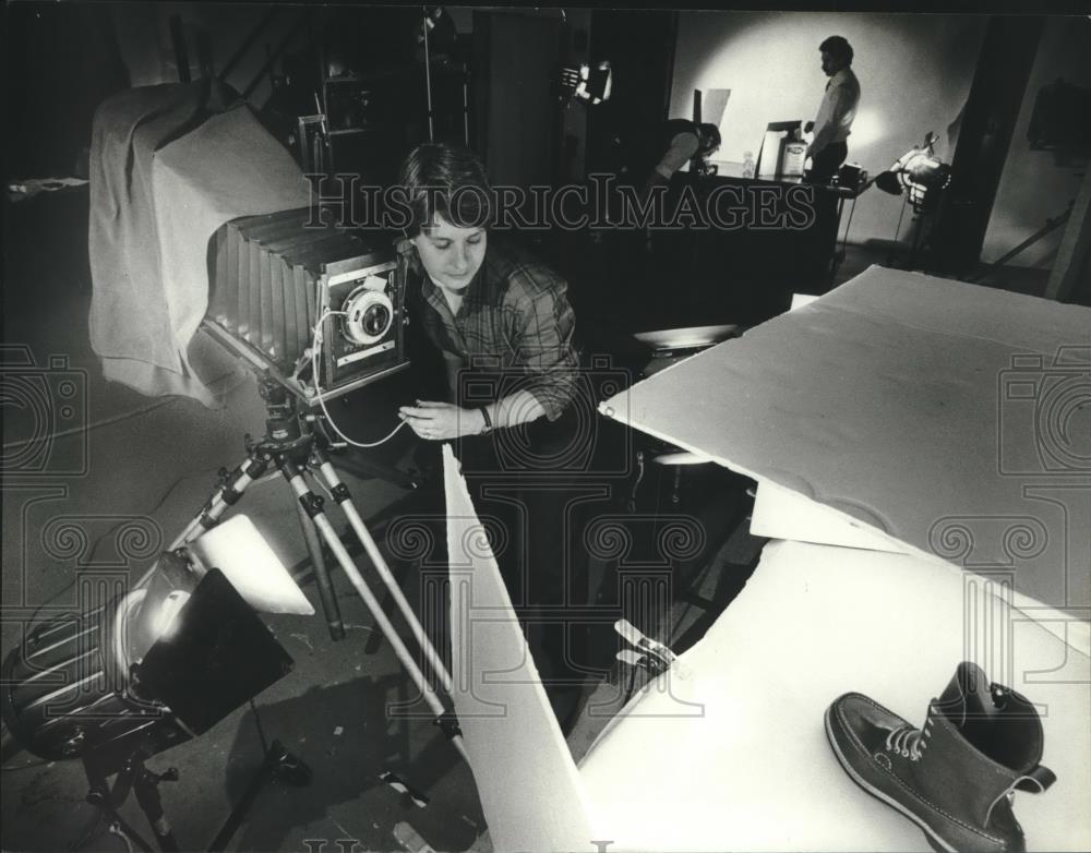 1983 Press Photo Photographer Betsy Maier of Pohlman Studio's, Inc. at work - Historic Images